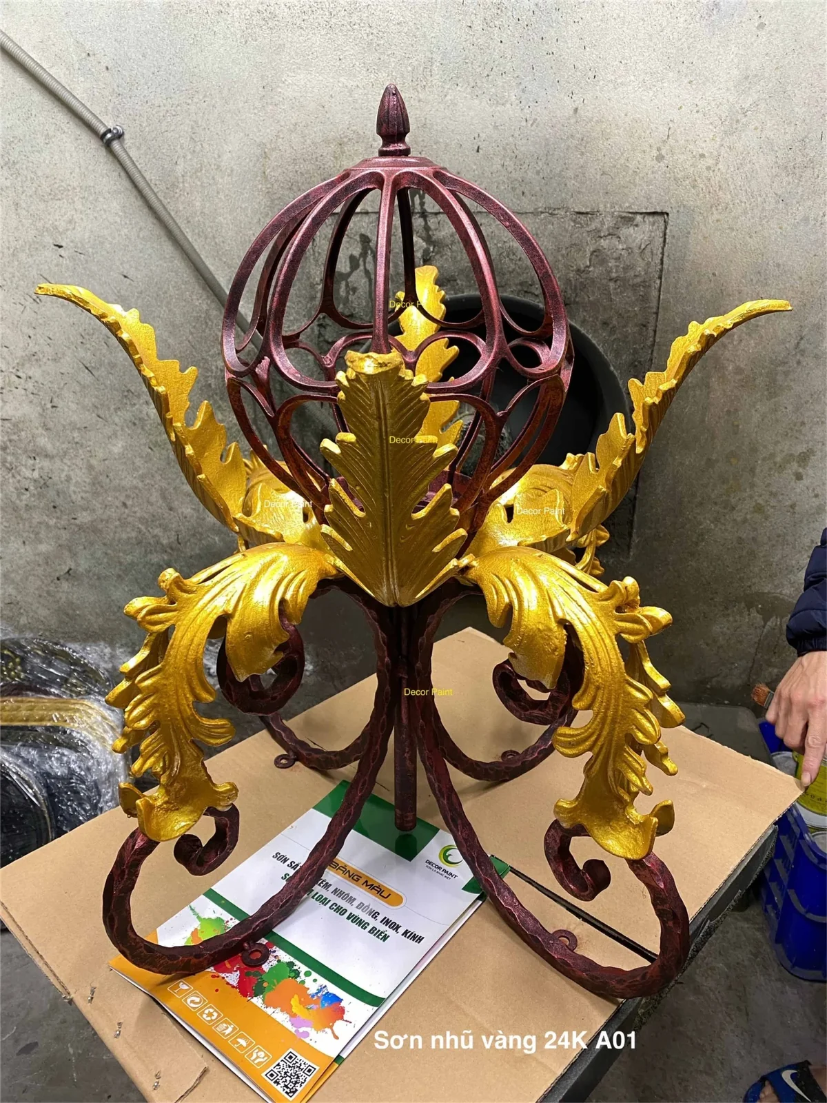 Chi tiết sắt mỹ thuật thật có hoa lá nhũ vàng A01, ảnh tham chiếu từ trang màu vẽ MV-A01