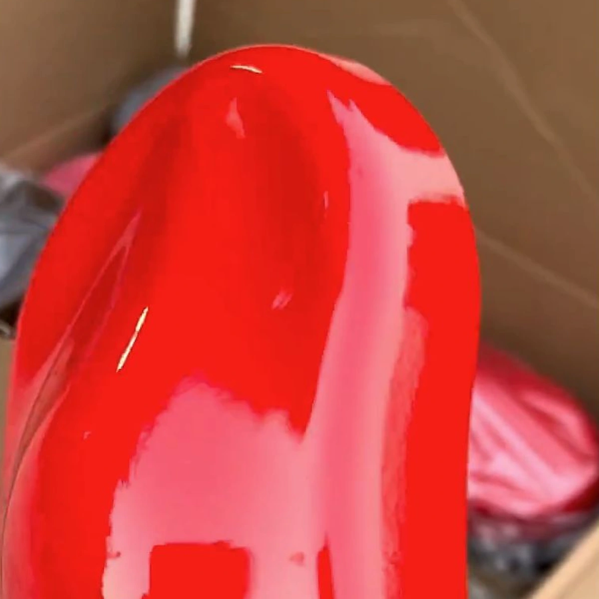Mẫu sơn thật màu cam đỏ bóng dưới ánh sáng tự nhiên