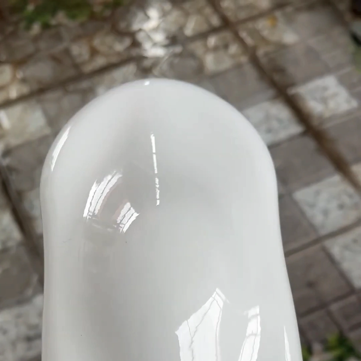 Cận cảnh mẫu sơn trắng bóng thực, khung hình từ video gốc của Decor Paint
