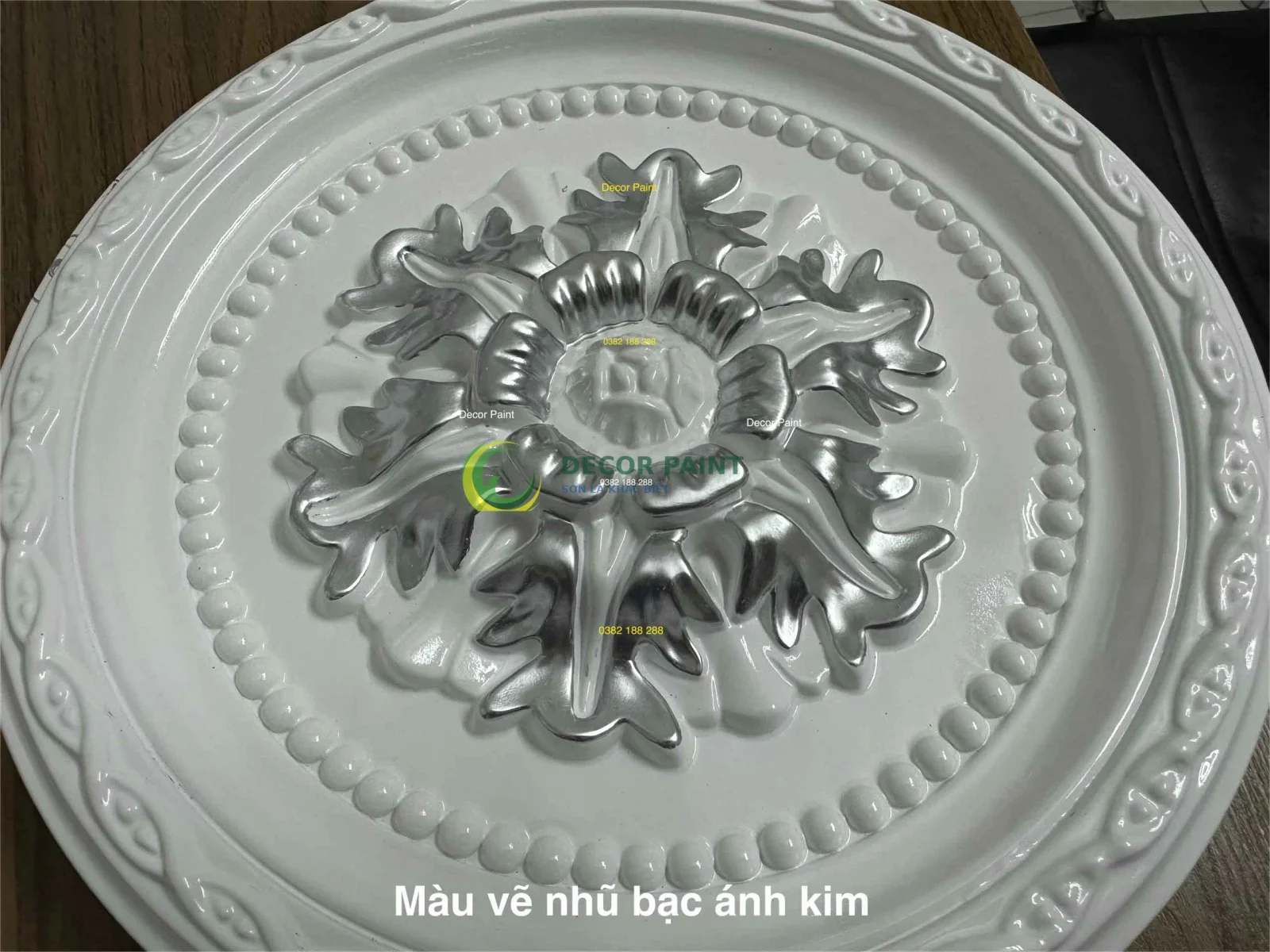 Phù điêu phủ màu ánh kim bạc trong ảnh nguồn AK002