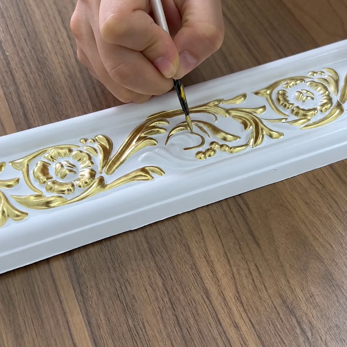 Mẫu thực vẽ sơn ánh kim đồng trên phào chỉ