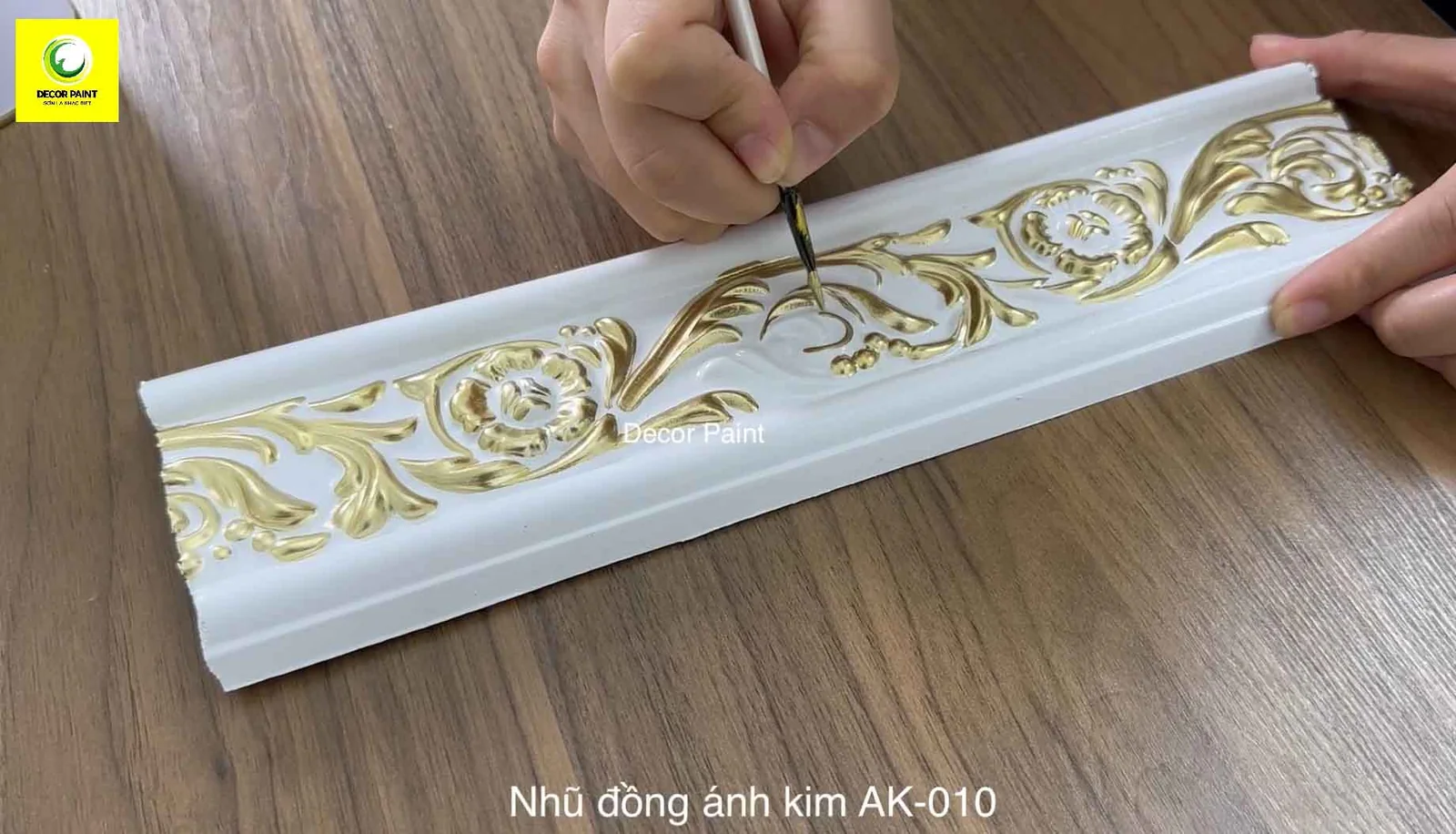 Phào trang trí thật được tô hoa văn bằng sơn ánh kim đồng AK010