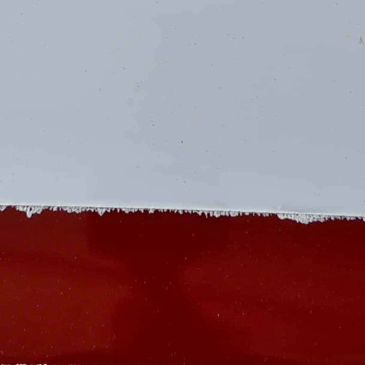 Mẫu thực tế có dải lót đỏ oxit dưới lớp phủ trắng của Decor Paint