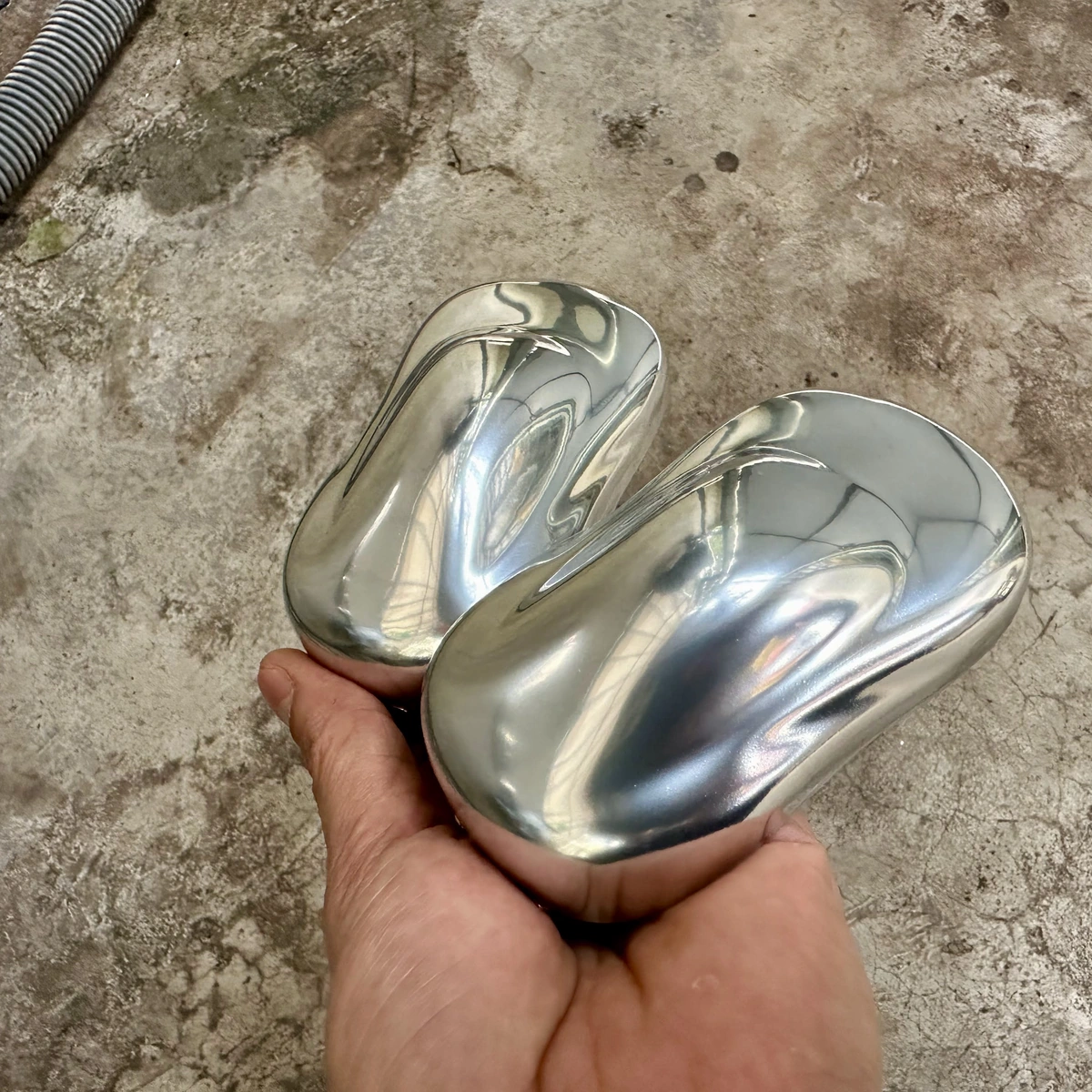 Ảnh thực hai mẫu sơn chrome bạc cầm tay, thể hiện màu và bề mặt hoàn thiện