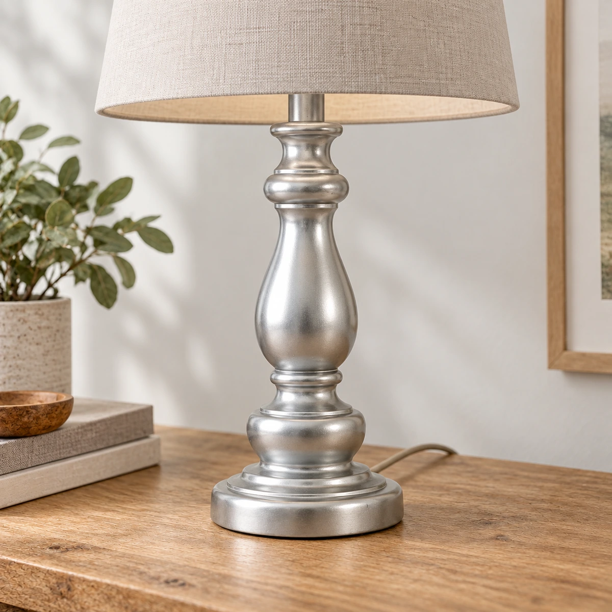 Minh họa chân đèn gỗ tiện phủ sơn chrome bạc theo mẫu màu thực
