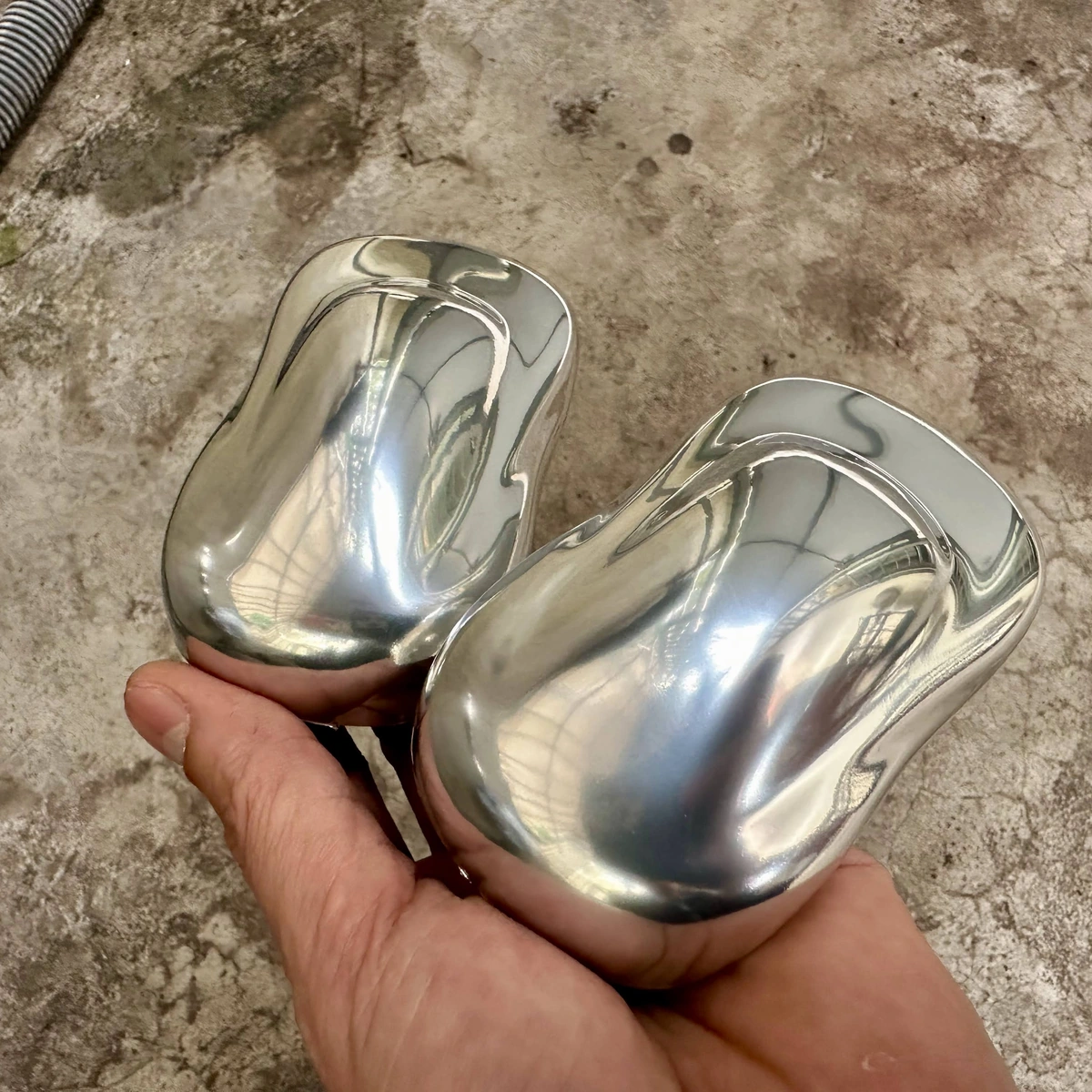 Ảnh thực hai mẫu sơn chrome bạc cầm tay, thể hiện màu và bề mặt hoàn thiện