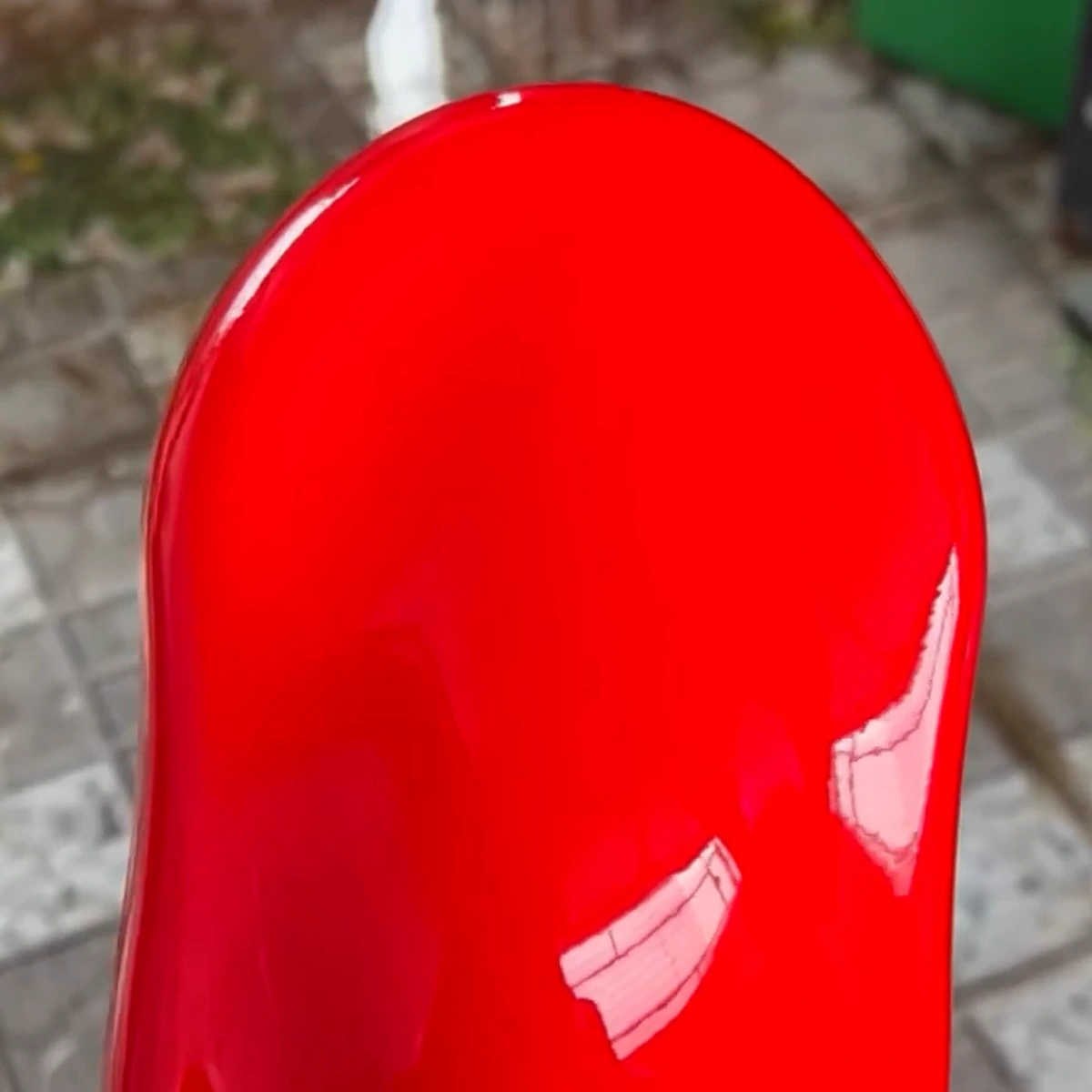 Cận cảnh mẫu sơn thực màu đỏ tươi bóng từ video Decor Paint