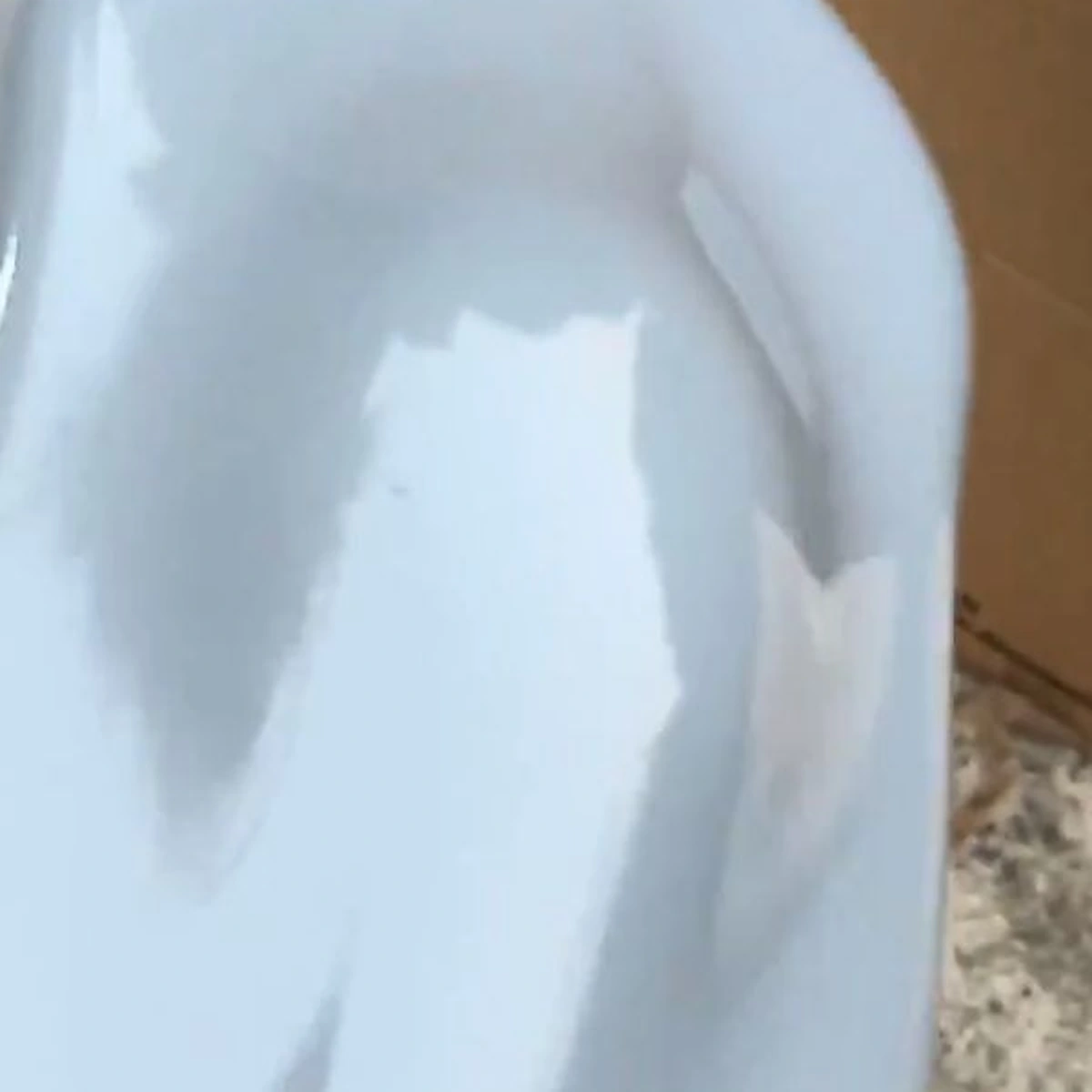 Cận cảnh mép phải mẫu sơn thực ghi nhạt bóng, chụp từ video gốc Decor Paint