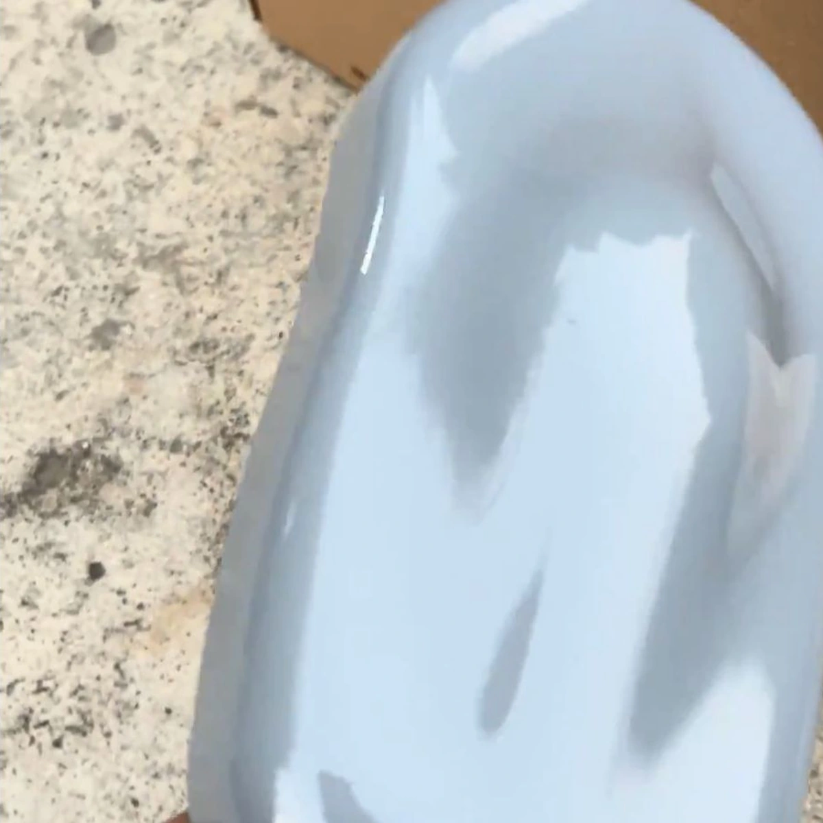 Mẫu sơn thực ghi nhạt bóng được chụp từ video Decor Paint, giữ nguyên phản chiếu trên bề mặt cong