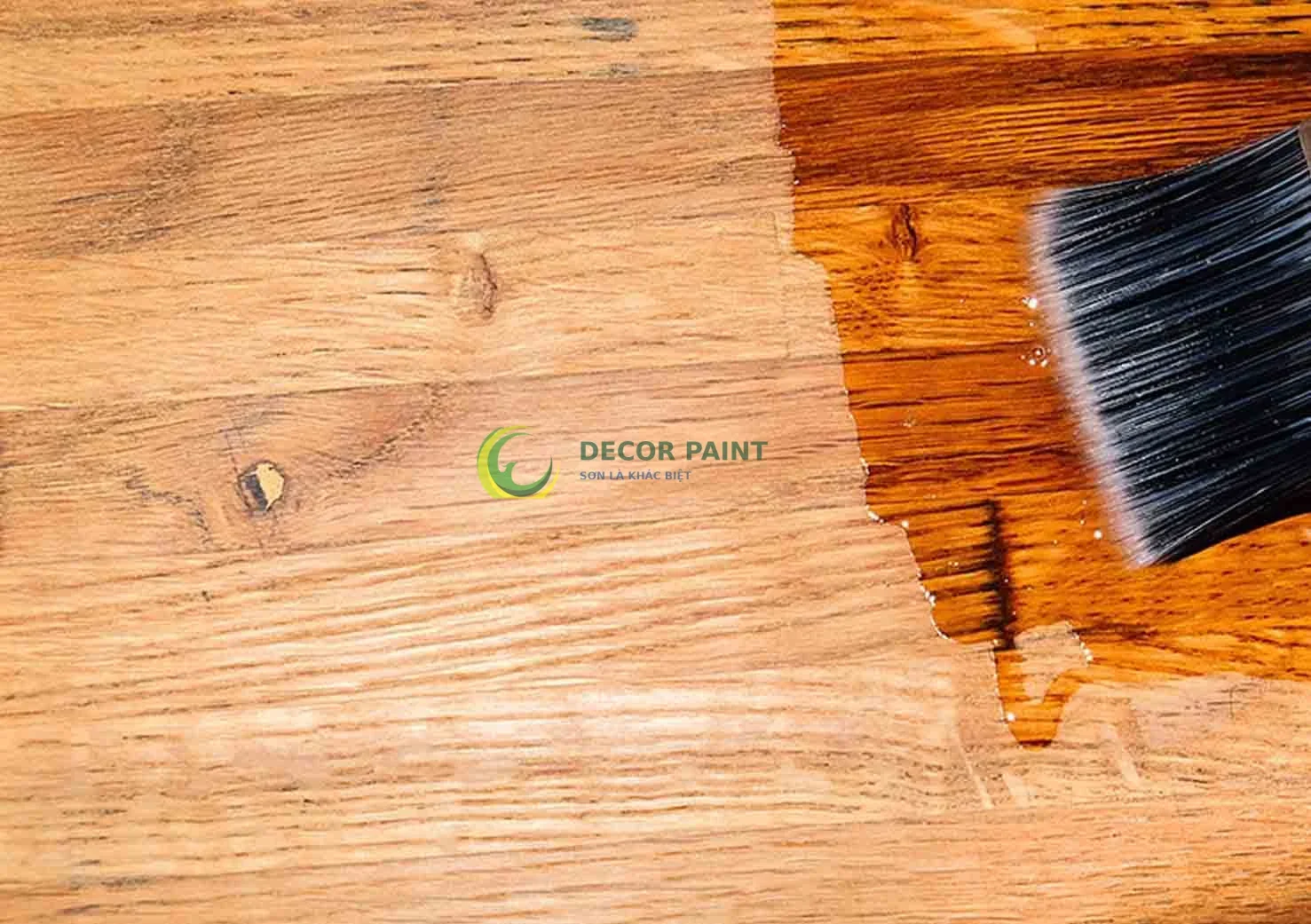 Bề mặt gỗ và chổi phủ trong ảnh nguồn sơn Epoxy EPX001