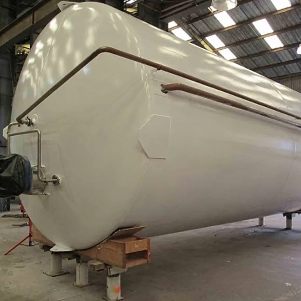 Ảnh thực lớp phủ Sơn Epoxy ghi nhạt trên bồn thép tại xưởng