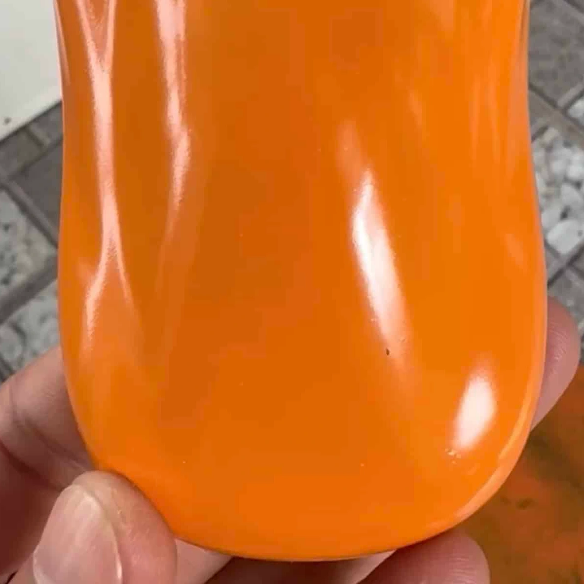 Ảnh mẫu thực màu sơn cam vàng bóng trên bề mặt cong