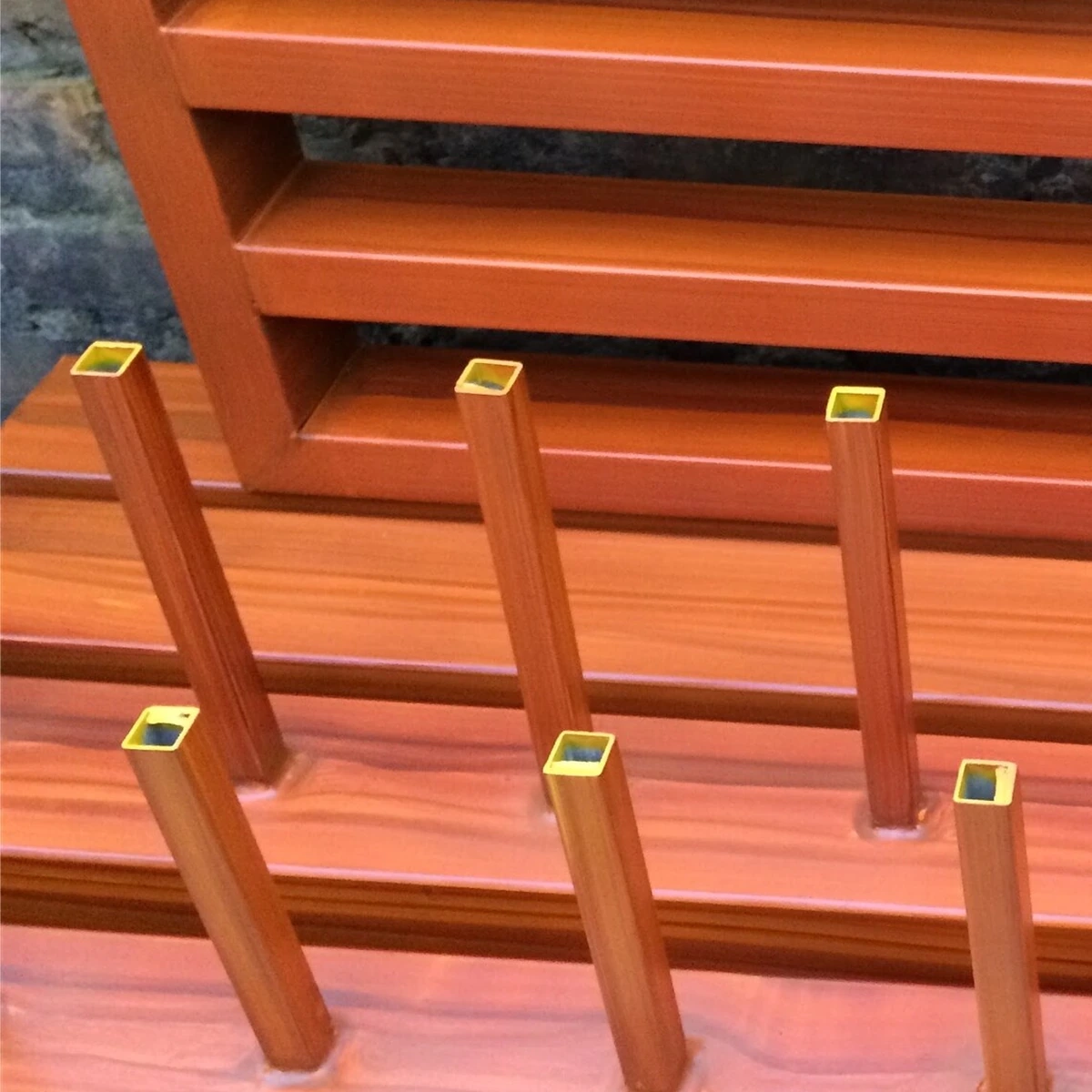 Ảnh thực lớp vân cánh gián trên các thanh thép hộp tại xưởng