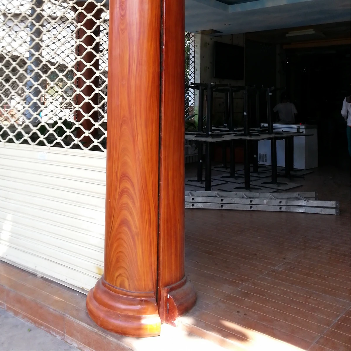 Ảnh thực thân và chân cột phủ vân cánh gián do Decor Paint công bố