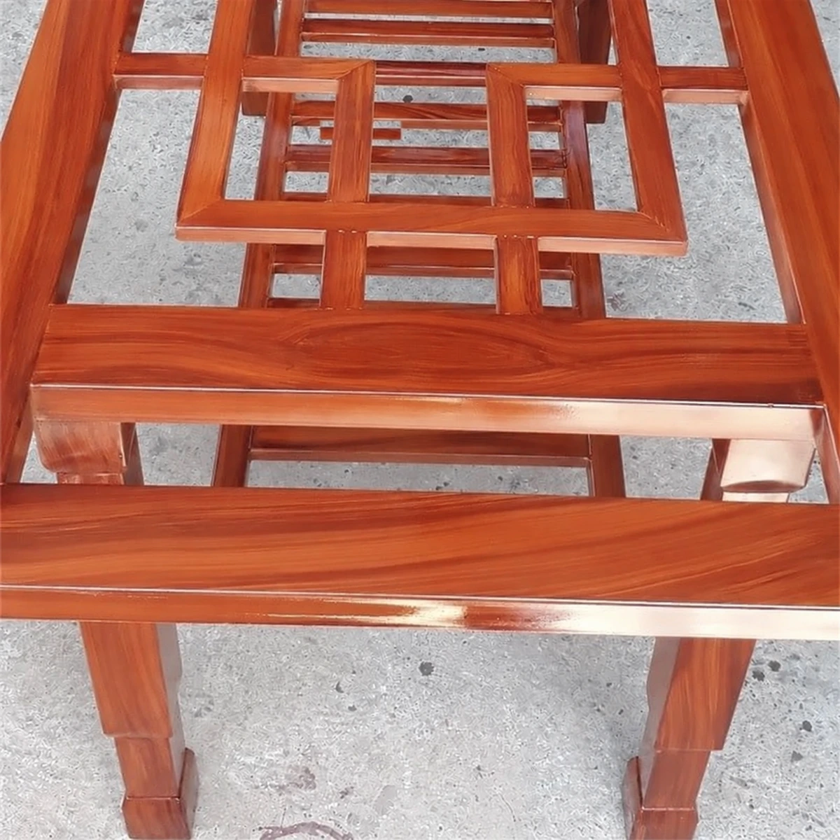 Ảnh thực khung bàn kim loại phủ vân cánh gián dùng tham chiếu màu