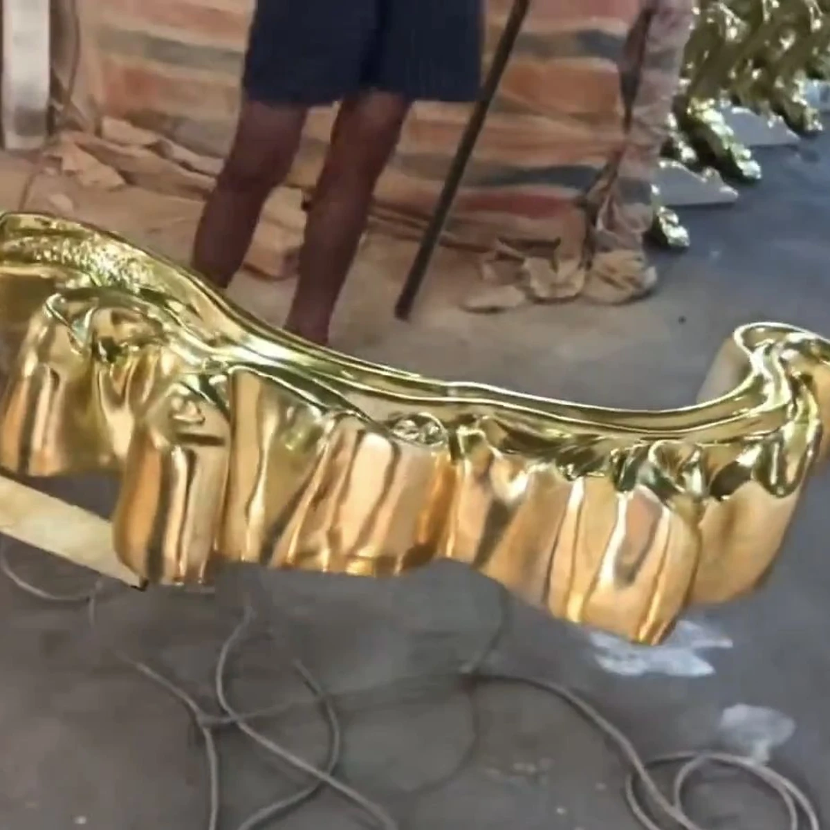 Ảnh thực chi tiết phào composite phủ giả vàng nhìn từ phía trước trong video của nhà sản xuất