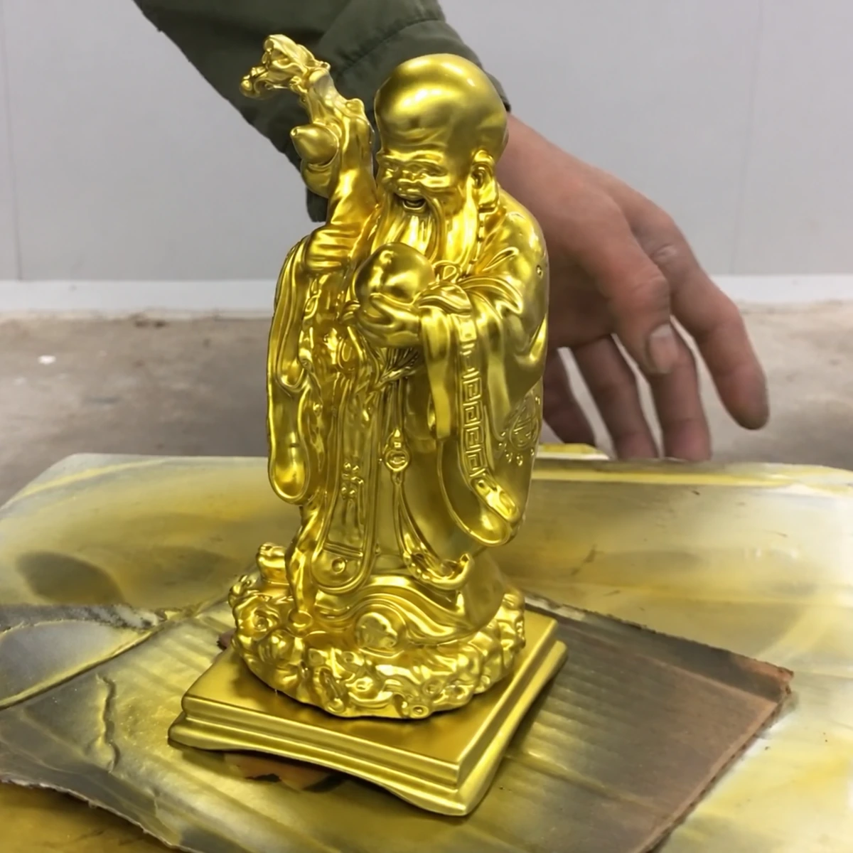 Mẫu thực lớp phủ giả vàng trên tượng composite để tham khảo màu.