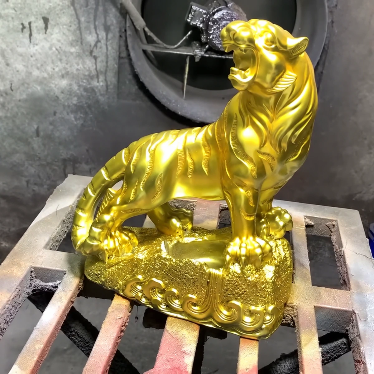 Mẫu thực lớp phủ giả vàng trên tượng hổ composite tại xưởng.
