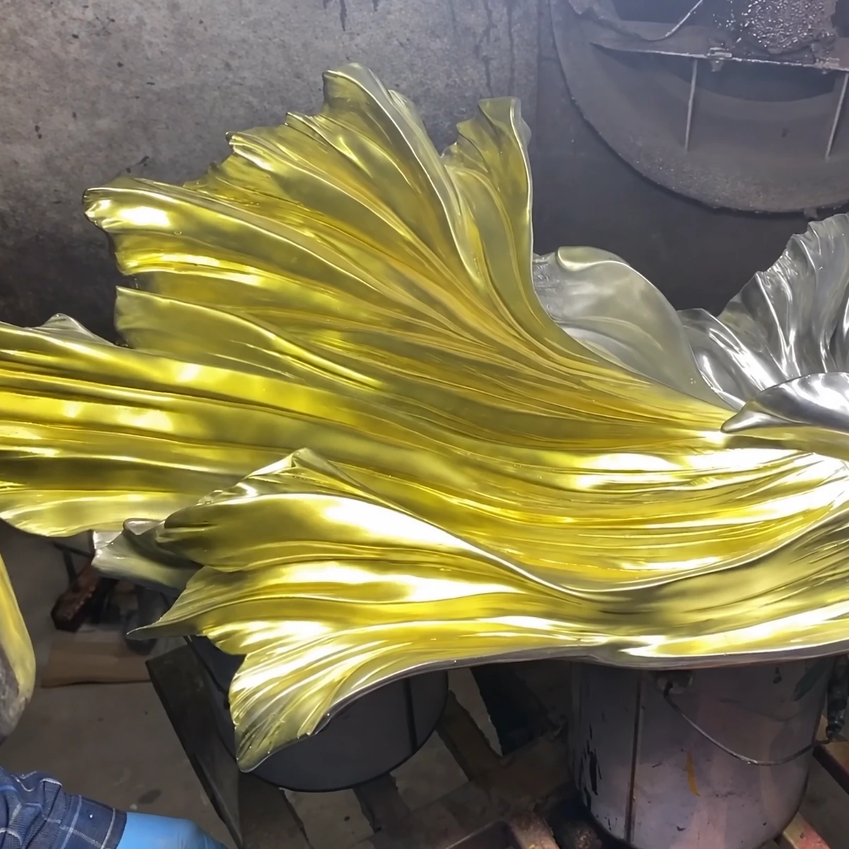 Mẫu thực phủ giả vàng trên đuôi cá composite trong quá trình thi công, trích video của Decor Paint.