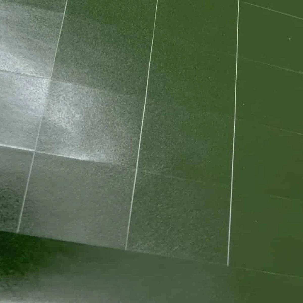 Mẫu sơn nhám sần màu xanh rêu thực trên các tấm kim loại, lấy từ ảnh Decor Paint