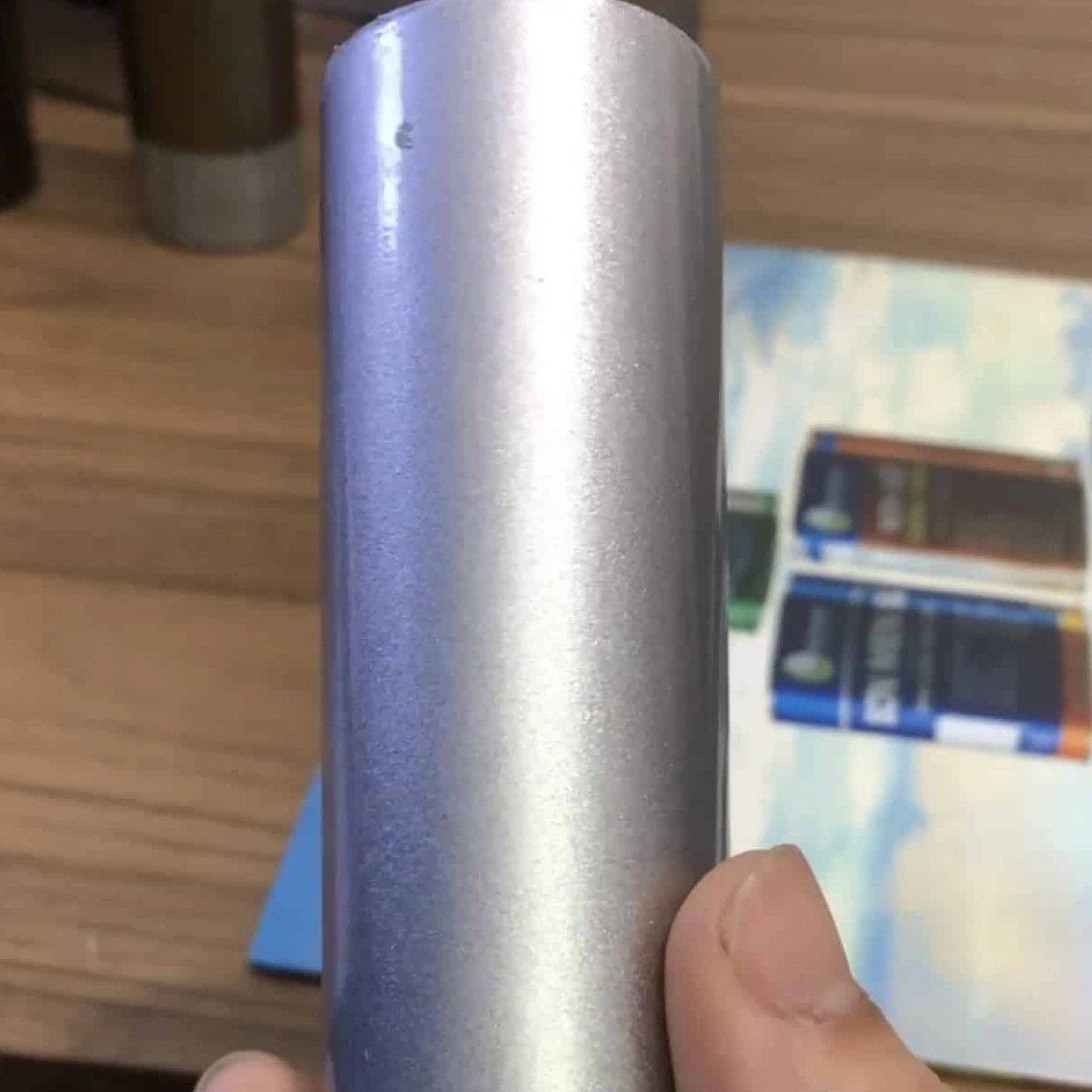 Mẫu thực sơn nhũ bạc trên ống kim loại của Decor Paint