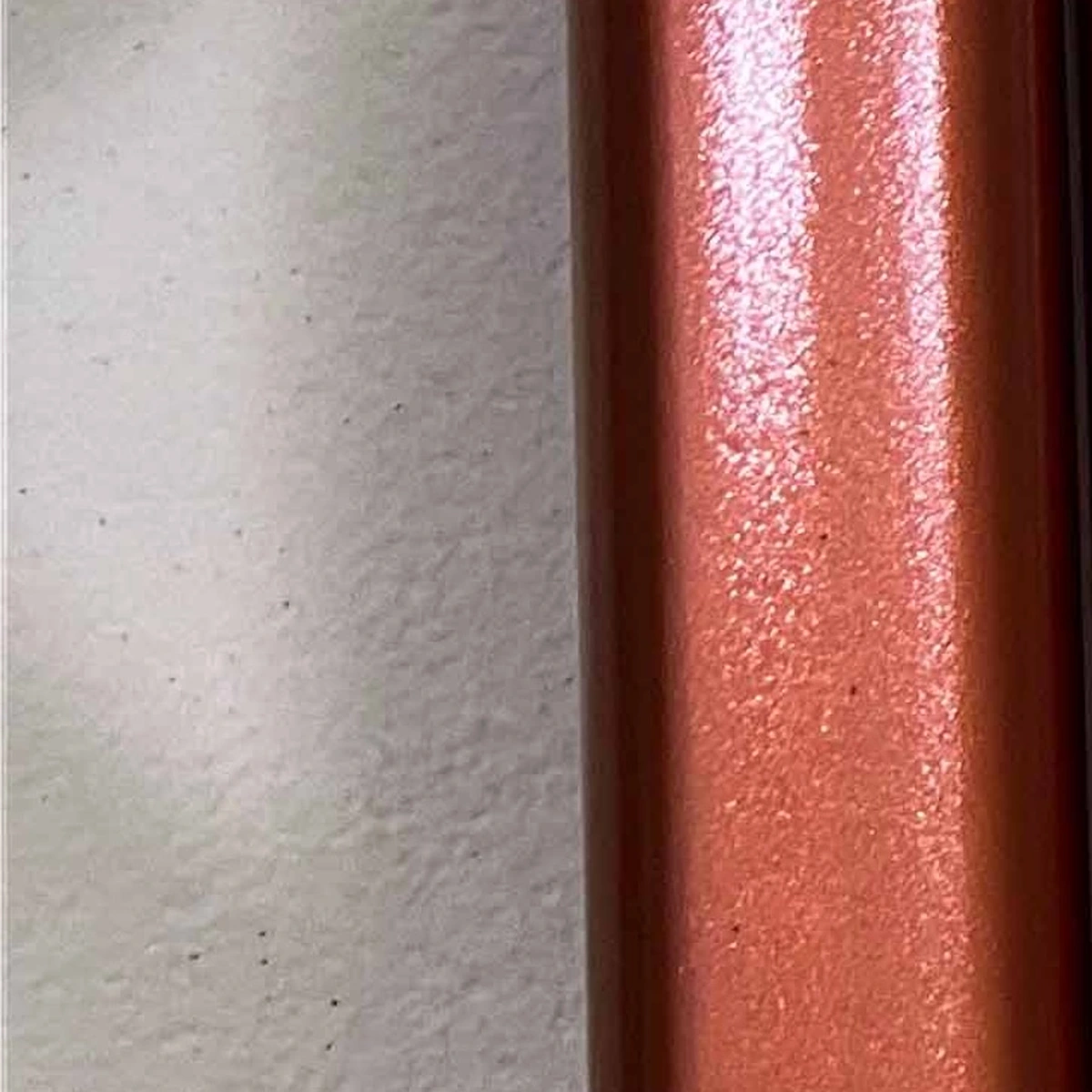 Chi tiết mẫu sơn thực nhũ ca may cam đỏ, cắt từ tấm mẫu có nhãn SN-090 của Decor Paint