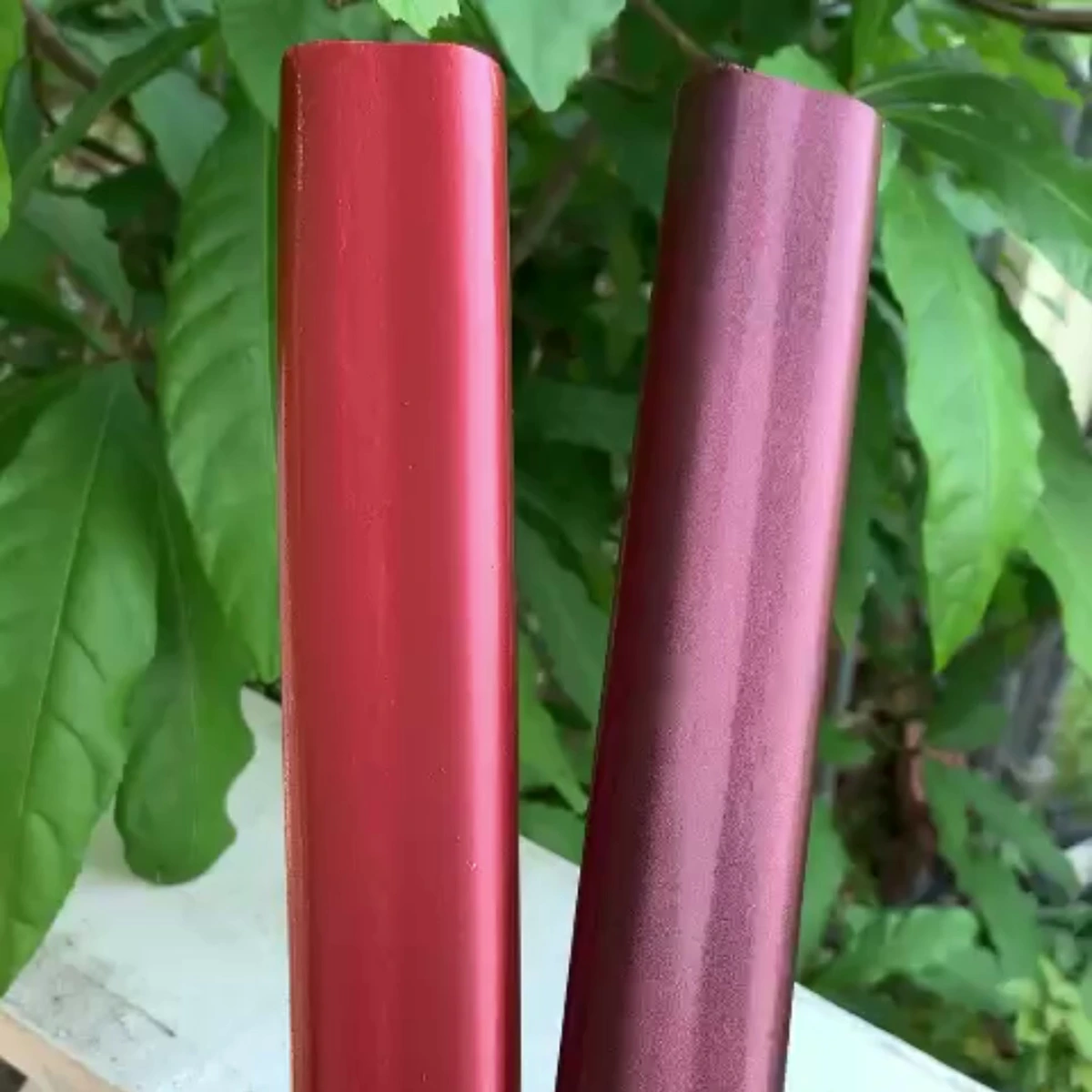 Mẫu sơn thực nhũ ca may đỏ rượu với bề mặt phủ đều và phun sương, trích từ video gốc Decor Paint