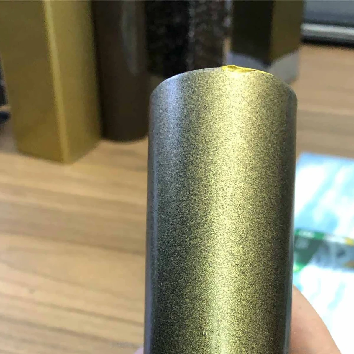 Ảnh mẫu sơn nhũ ca may vàng nghệ hạt mịn thực tế của Decor Paint
