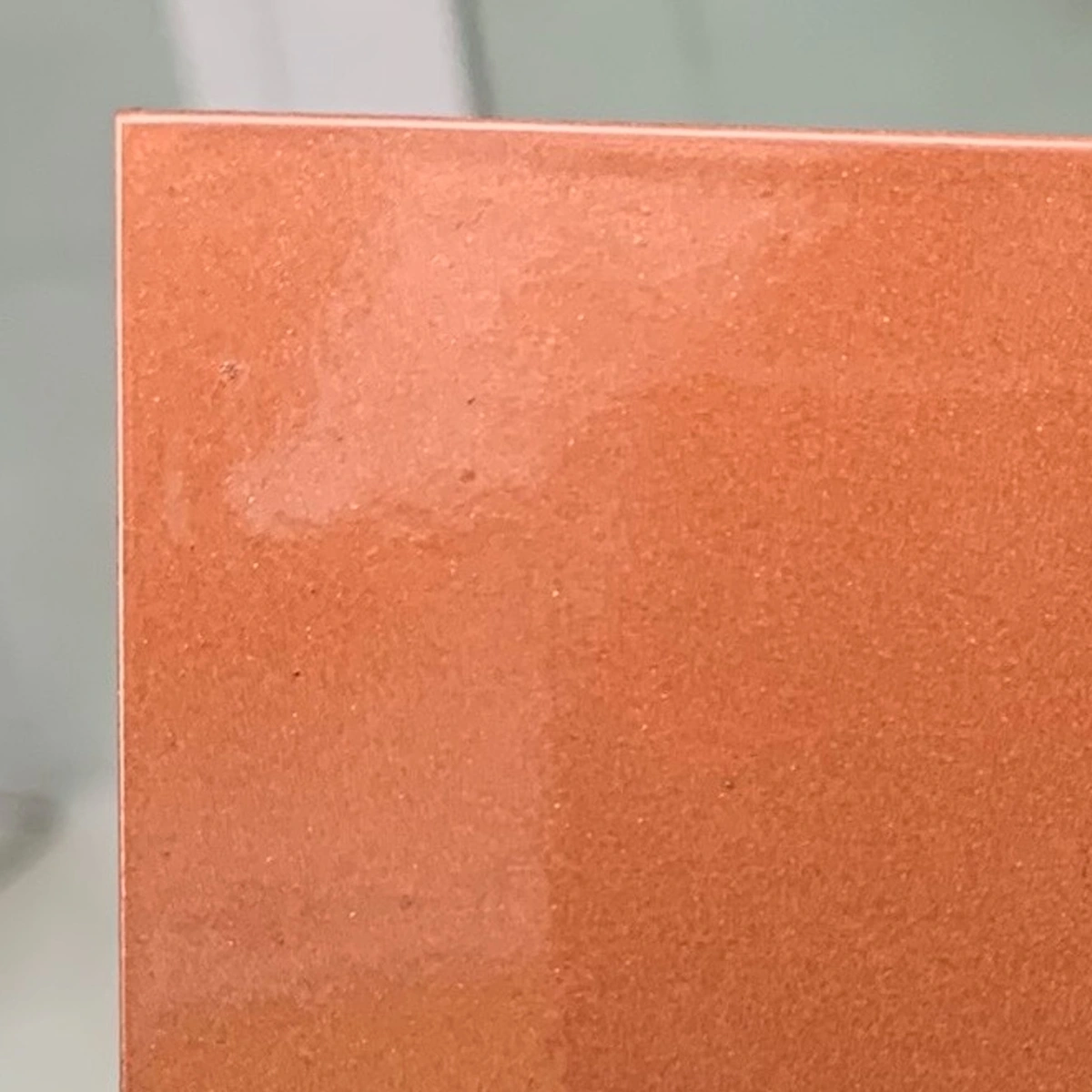 Ảnh mẫu sơn nhũ đồng đỏ đậm thực tế, cận góc tấm mẫu và hạt nhũ