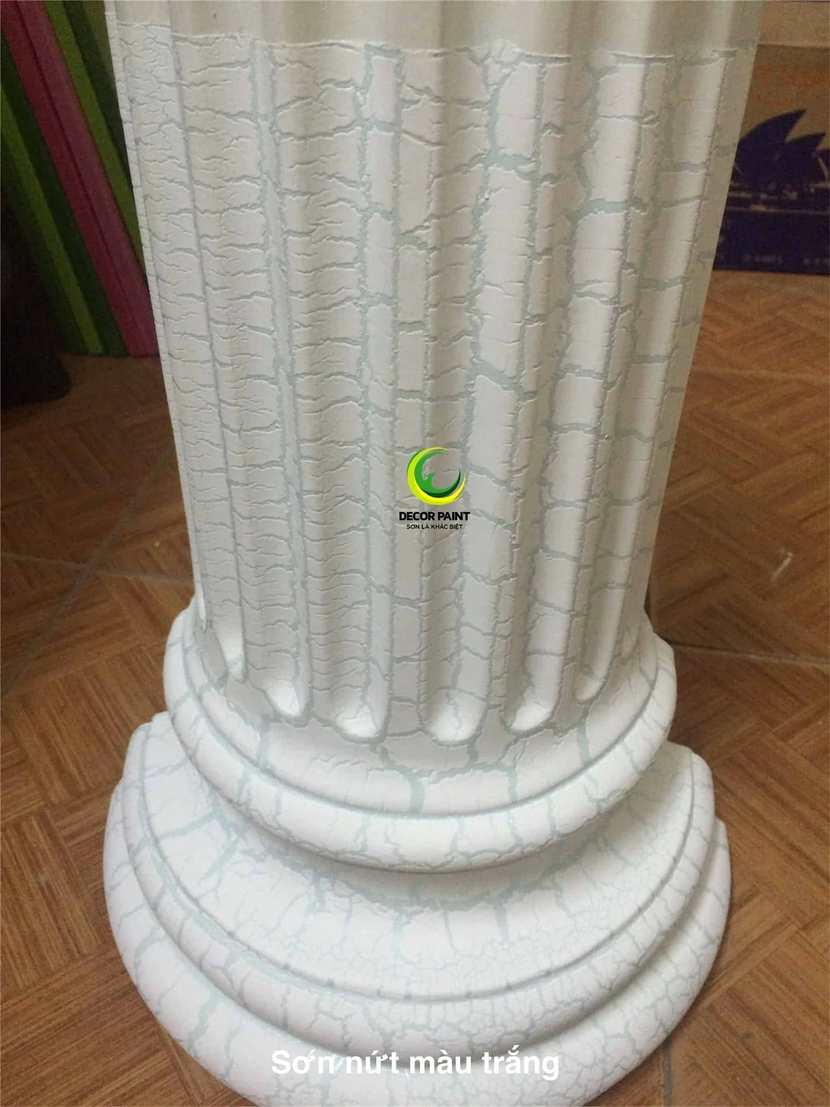 Mẫu cột trang trí phủ sơn nứt trắng HUSN-002, cận cảnh thân và chân cột