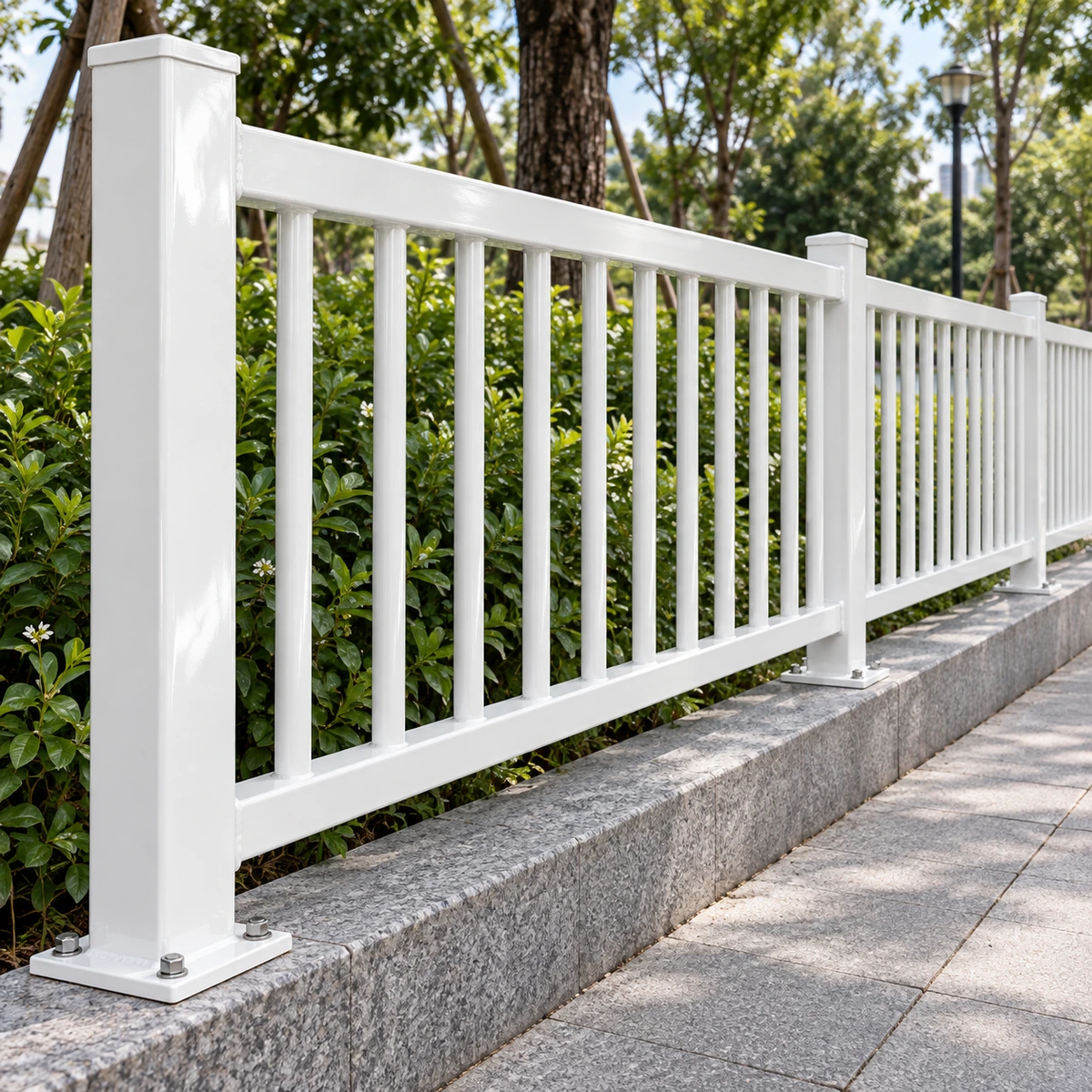 Minh họa hàng rào thép mạ kẽm phủ sơn trắng bóng dọc lối đi công viên